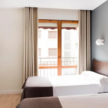 Hostal Un Punto Chic-Joaquin Costa-2