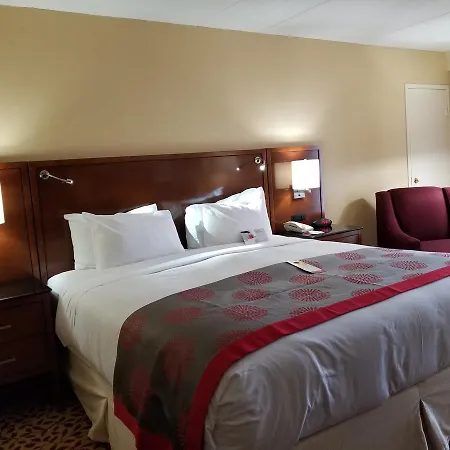 Ramada Plaza By Wyndham Fort Wayne Hotel & Conference Center-2