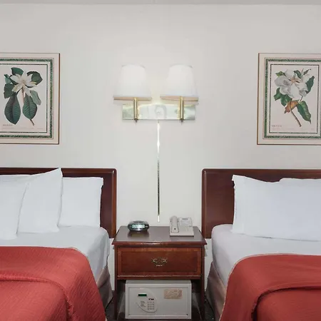 Travelodge By Wyndham Lafayette-3