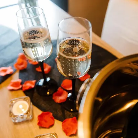 La Suite Romantique avec Jacuzzi au Cœur de Perpignan-3