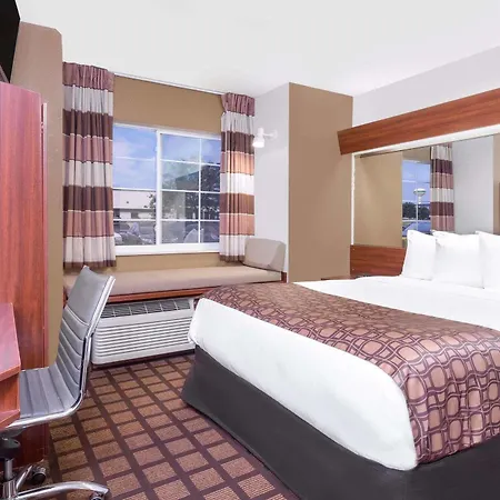 Microtel Inn & Suites By Wyndham Green Bay-3
