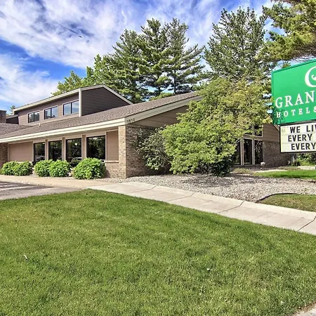 Blossom Hotel & Suites Traverse City-2