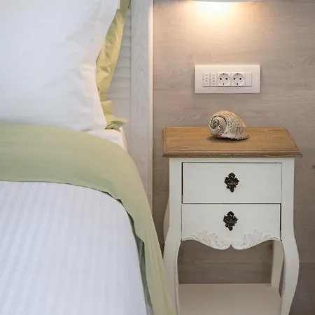 White Pearls-Adults Only Luxury Suites-3