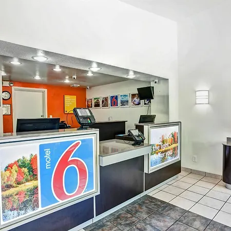 Travelodge By Wyndham Fayetteville-2