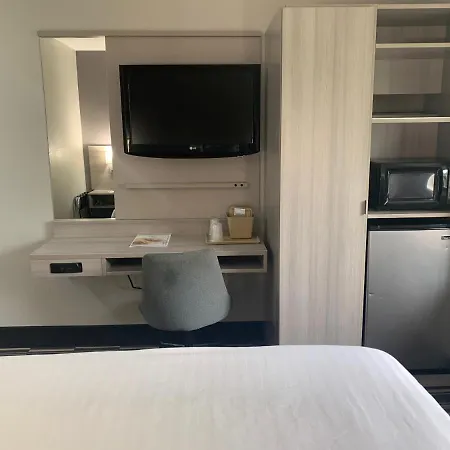 Microtel Inn By Wyndham Charlotte Airport-3