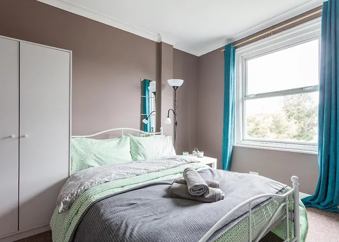 Shirley House 1, Guest House, Self Catering, Self Check In With Smart Locks, Use Of Fully Equipped Kitchen, Walking Distance To Southampton Central, Excellent Transport Links, Ideal For Longer Stays