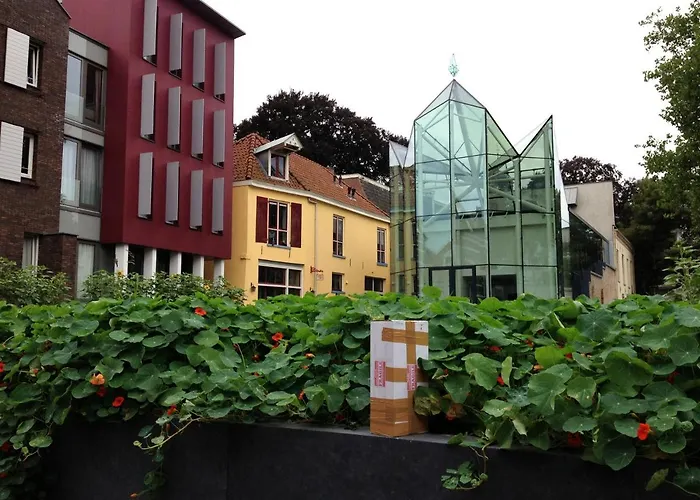 Hotel Hanzestadslogement De Leeuw in het centrum, Snoepwinkel, Hanzemuseum, Koffieschenkerij met Binnenplaats, Kamers met keukentje en Ontbijtservice Deventer