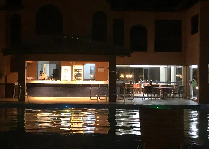 2 Suítes, Guarajuba, piscina frente mar