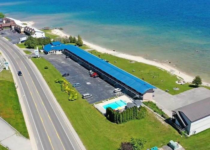 Days Inn & Suites By Wyndham St. Ignace Lakefront