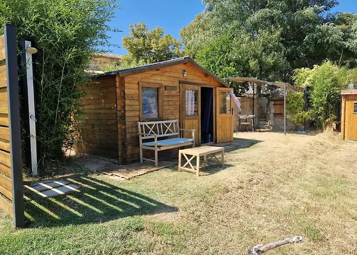 Locations insolites vie en plein air cabane et tipi Bastide Bellugue maison d'hôtes reseau Bienvenue à la ferme à 3 mn de lourmarin Cadenet