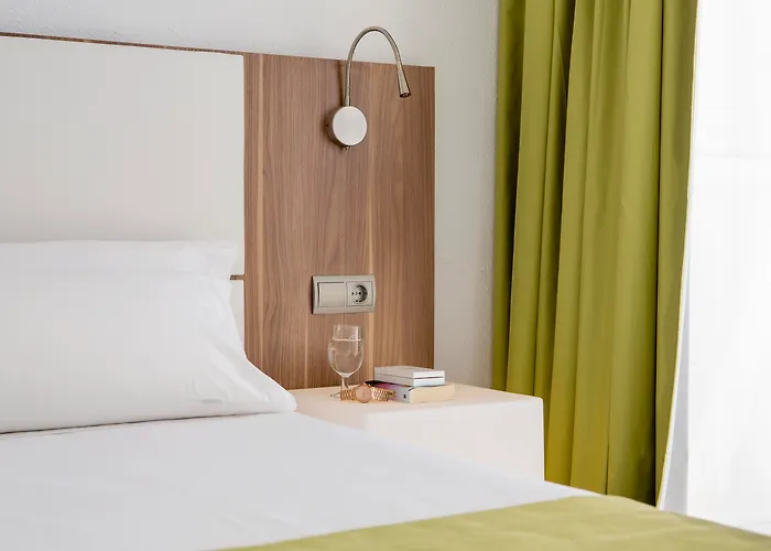 Hotel a Cala Blanca (Menorca)