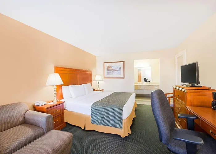 Ramada By Wyndham Flagstaff East Hotel