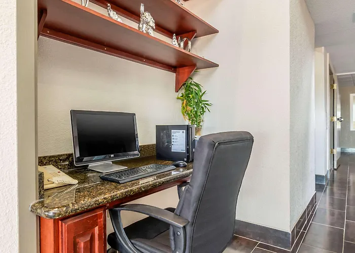 Quality Suites Kansas City International Airport
