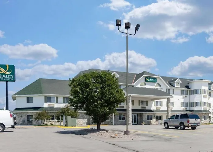 Quality Inn & Suites Lincoln Arbor