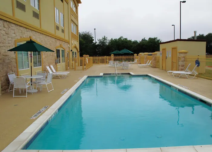 La Quinta By Wyndham Ennis Hotel