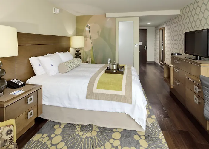 Riverhead Hotels With Pool