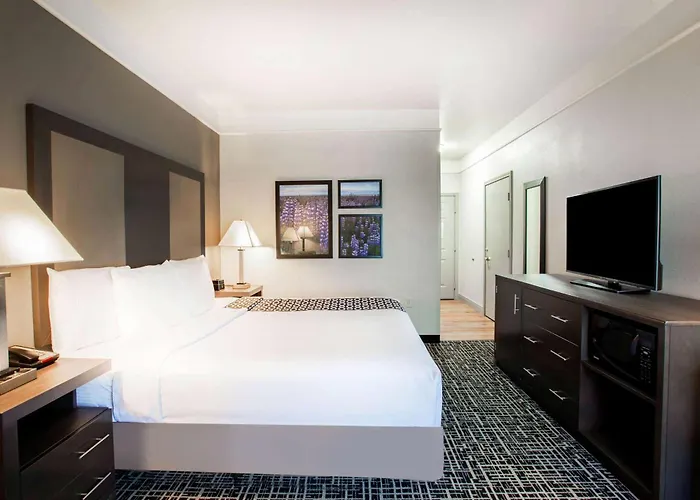La Quinta By Wyndham Seguin Hotel