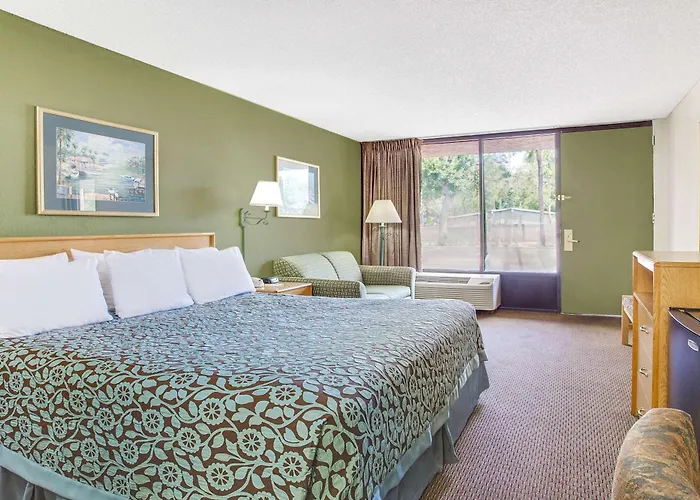 Days Inn By Wyndham Bradenton - Near The Gulf