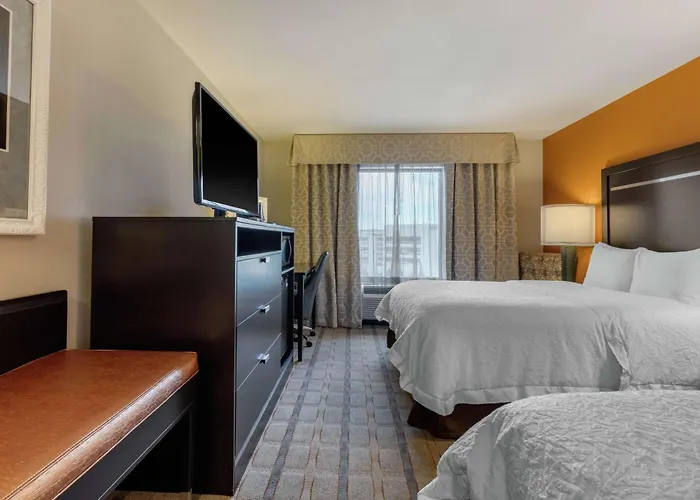 Columbus Hotels With Pool