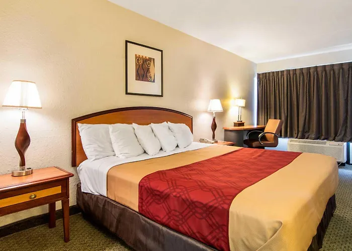 Econo Lodge Inn & Suites Conference Center Dublin