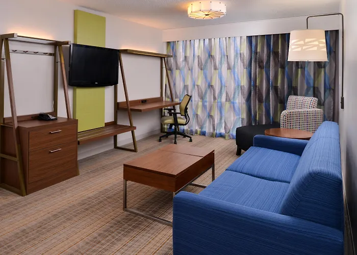 Holiday Inn Express & Suites Springfield By Ihg