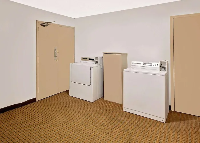 Super 8 By Wyndham Plainview Hotel