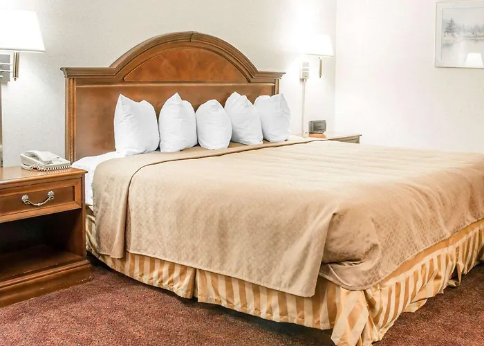 Quality Inn & Suites Mackinaw City Beachfront