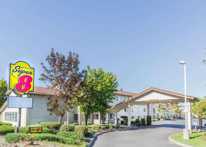 Super 8 By Wyndham Bend Hotel