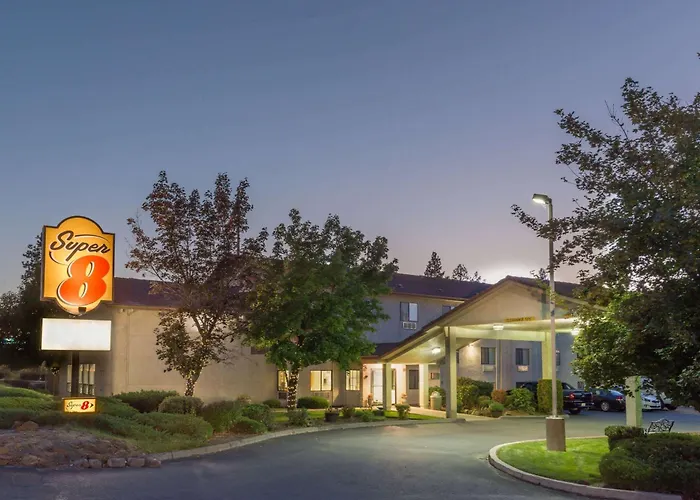 Super 8 By Wyndham Bend Hotel