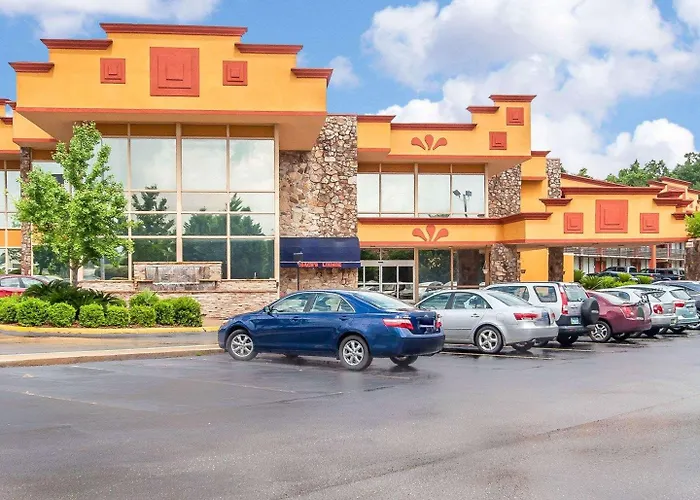 Clarion Inn & Suites University Center