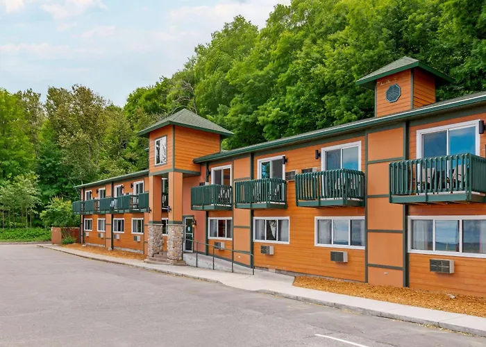 Econo Lodge Lakeview Marquette