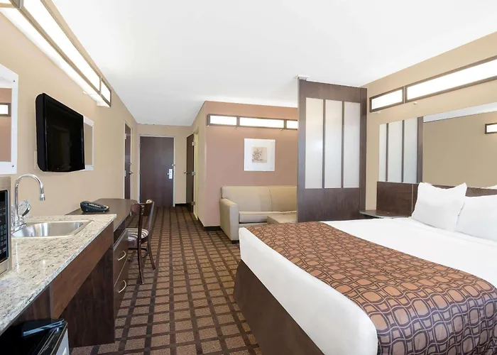 Watford City Hotels With Pool