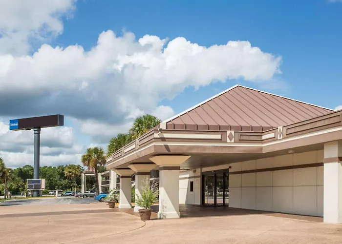 Deltona Hotels