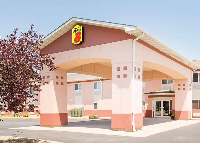 Iola Hotels