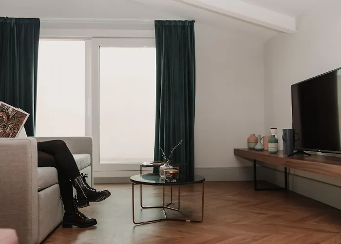 Room Mate Collection Helen Berger Valencia