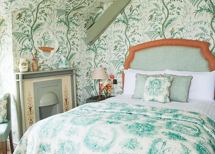 Clovelly Hotels