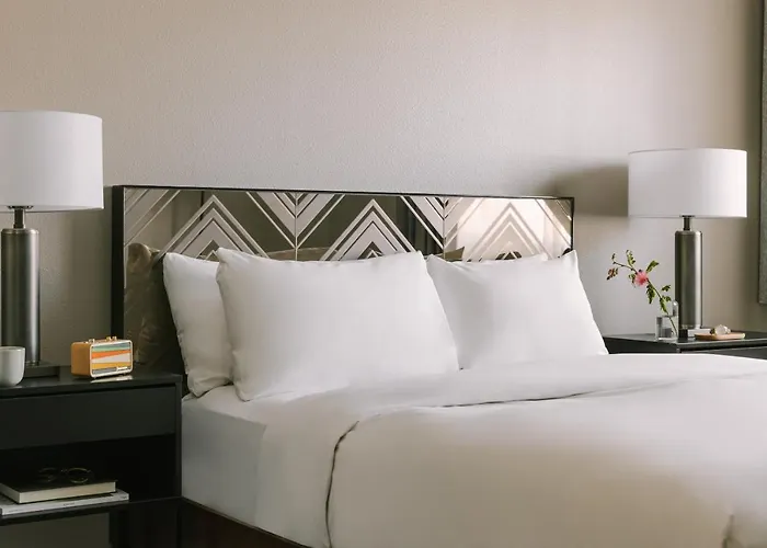 The V Powered By Sonder Hotel Palm Springs