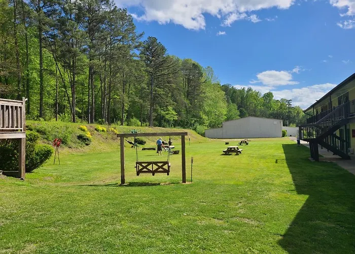 Blue Sky Inn: Pet-Friendly Oasis with Renovated Rooms