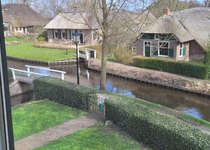 B&B Villa Giethoorn - canalview, privacy&parking