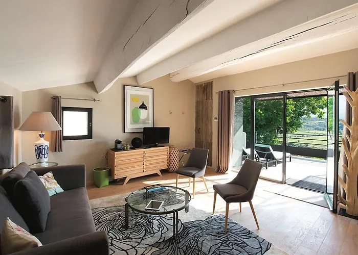 Crillon-le-Brave Hotels