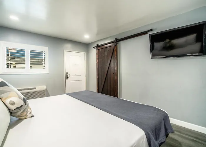 Bell Gardens Hotels
