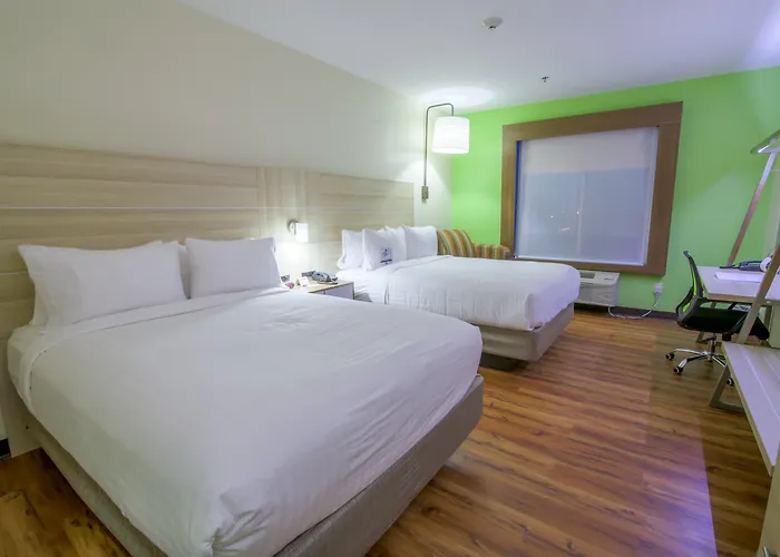 Raymondville Hotels