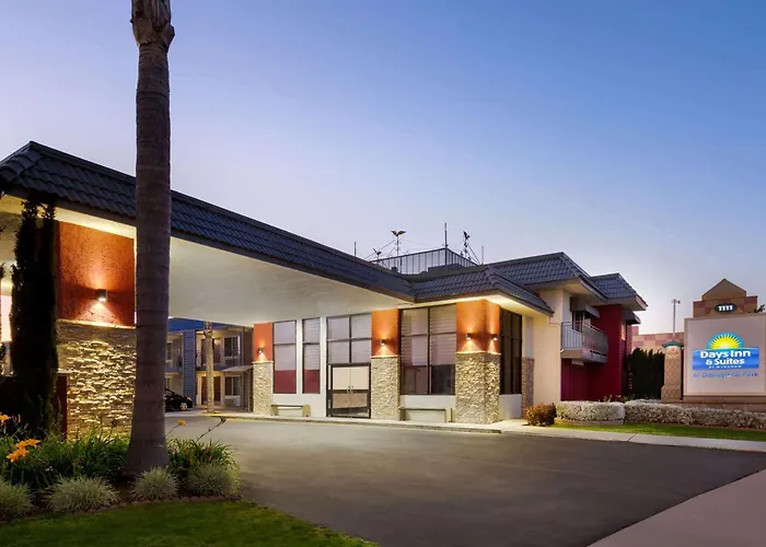 Days Inn & Suites By Wyndham Anaheim At Disneyland Park