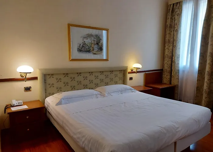 Phi Hotel Dei Medaglioni Correggio