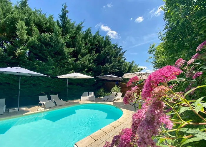 Domaine Ô Clair de Lune - Chambres d'Hôtes et Gîtes à Sarlat - Accès Cité Médiévale 5 minutes à pied - Parking - SPA&Massages en option - Piscine de saison