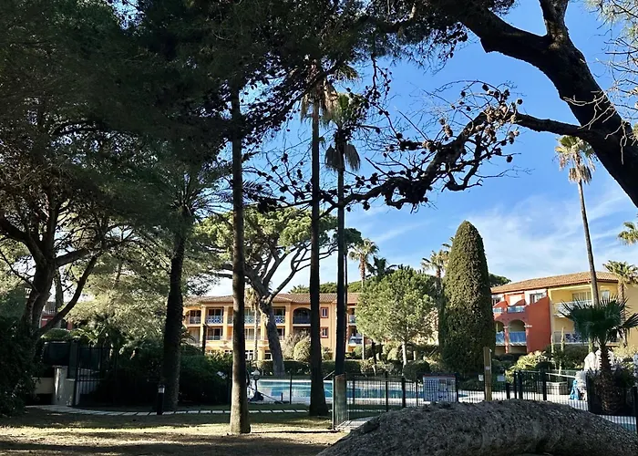 LA BADINE Appartement rénové Haut de game et Parc Prestations Premiumamme avec Climatisation Vue Pisc Hyères