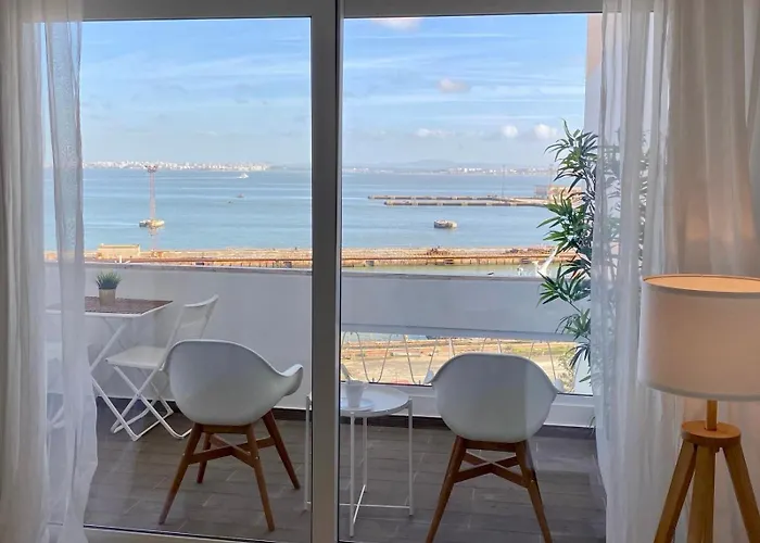 Comfortable Bedrooms In Apartment With River View Almada