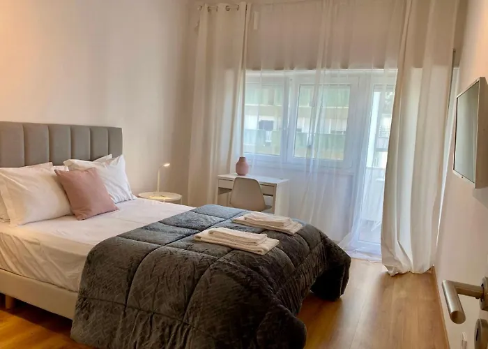 Comfortable Bedrooms In Apartment With River View Almada