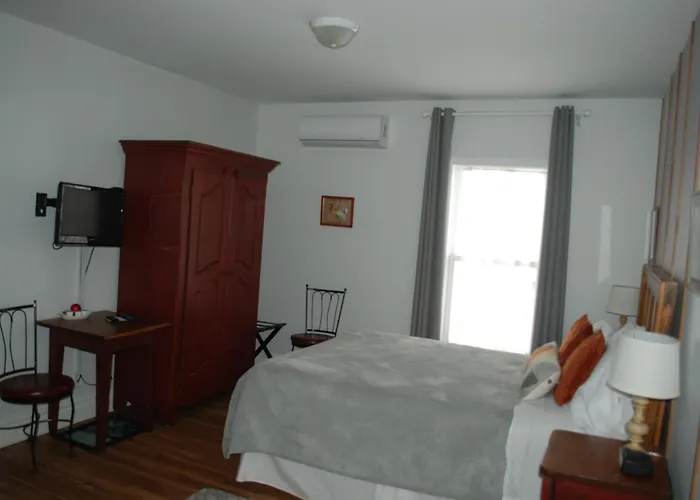 Lac-Brome Hotels
