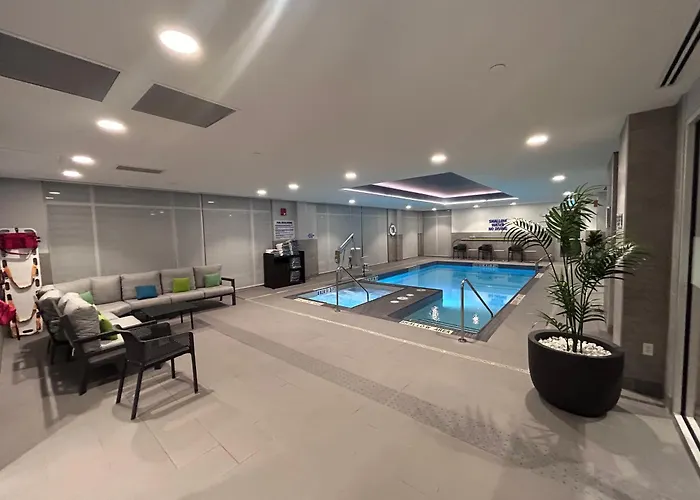 Kingston Hotels With Pool